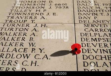 Namen der fehlenden ersten Weltkrieg Soldaten eingeschrieben auf Menin Gate in Ypern, Belgien Stockfoto