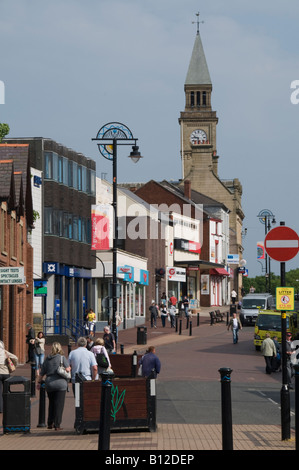 Market Street, mit Blick auf den Turm des Rathauses, Chorley Stadtzentrum Lancashire UK Stockfoto