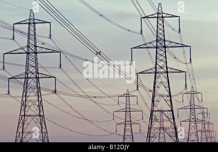 Hochspannungs Strommasten mit Strom vom Kernkraftwerk Sizewell B, Suffolk, UK. Stockfoto