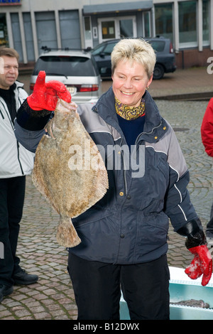 Meeresbiologe und Dozent aus Göteborg Ilona Miglavs mit Fisch Steinbutt Psetta Maxima Göteborg Schweden 2008 Stockfoto