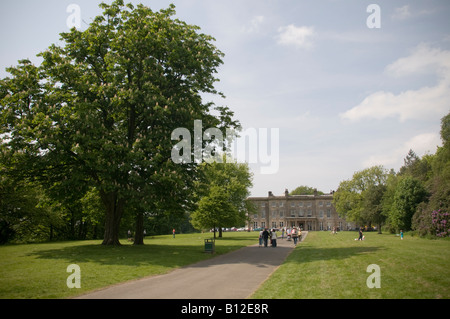 Menschen, die ein Spaziergang in der Sonne im Haigh Hall Country park Wigan Lancashire Sommernachmittag Stockfoto