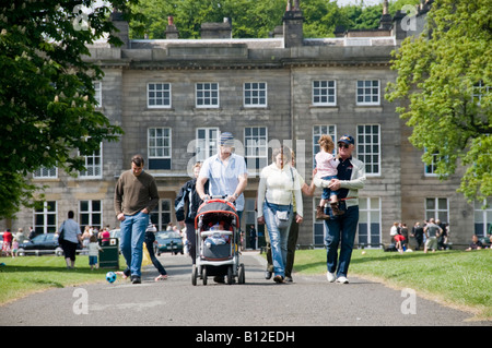 Menschen, die ein Spaziergang in der Sonne im Haigh Hall Country park Wigan Lancashire Sommernachmittag Stockfoto