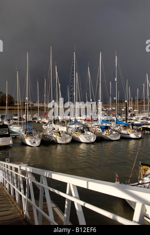 Yachten in der Marina am Fluss Hamble, Hampshire, England Stockfoto