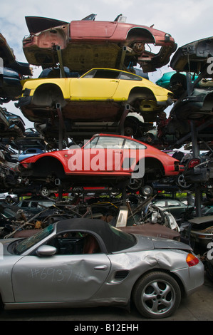 Hochleistungs teuren Porsche motor Autos warten auf Abbau von Ersatzteilen im Douglas Valley Breakers yard Wigan UK Stockfoto