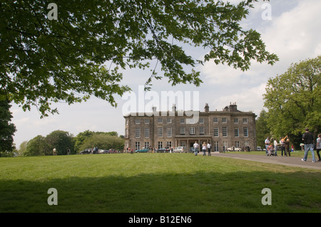 Menschen, die ein Spaziergang in der Sonne im Haigh Hall Country park Wigan Lancashire Sommernachmittag Stockfoto