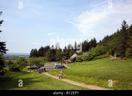 Pfad und Besucherzentrum am Beacon Fell County Park im Wald von Bowland Stockfoto