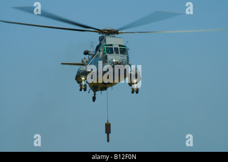 Eine CH-124 Sea King Hubschrauber Schiff getragen Überflug auf Nova Scotia International Air Show mit dem Tauchen Sonar sichtbar. Stockfoto