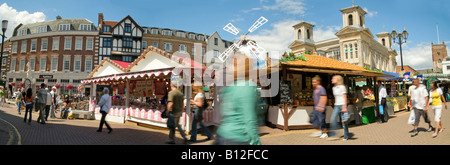 ein Panorama von Kingston nach Themse Marktplatz - eine Szene mit Bewegung verwischt Menschen beim Einkaufen in deutschen Markt an einem sonnigen Tag Stockfoto