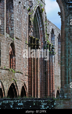 Der Chorbogen über dem nördlichen Querschiff Fenster angezeigt. Furness Abbey, Cumbria, England, Vereinigtes Königreich, Europa. Stockfoto