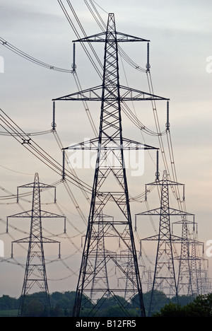 Hochspannungs Strommasten mit Strom vom Kernkraftwerk Sizewell B, Suffolk, UK. Stockfoto