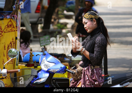 Person, die Make-up in Thailand anwendet Stockfoto