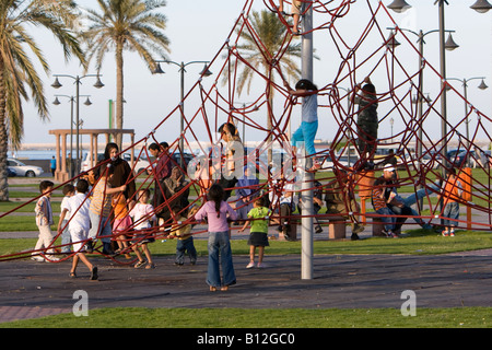 Tripolis, Libyen, Nordafrika. Spielplatz Park in der Nähe des Grünen Platzes. Kinder Klettern Apparate. Stockfoto