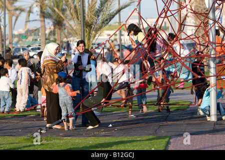 Tripolis, Libyen, Nordafrika. Spielplatz Park in der Nähe des Grünen Platzes. Kinder Klettern Apparate. Stockfoto