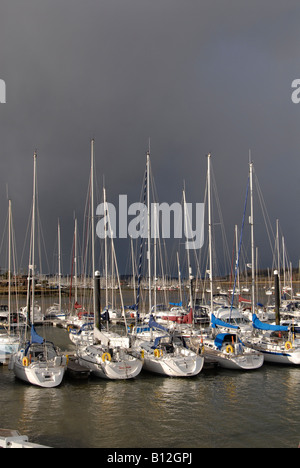 Yachten in der Marina am Fluss Hamble, Hampshire, England Stockfoto