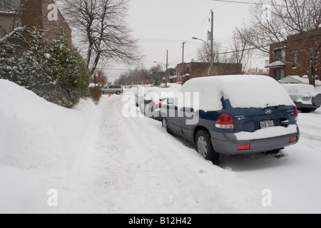Eine Szene entlang Schnee gebunden Montreal Vorort Straße nach einem schweren Schneesturm. Stockfoto