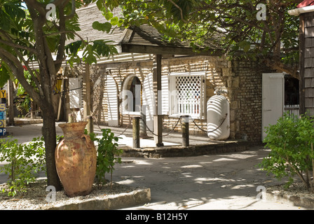 Schattiger Innenhof, Redcliffe Quay, St. John's, Antigua Stockfoto