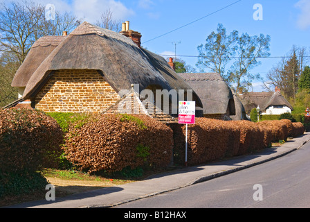 Eine aus einer Reihe von attraktiven englischen strohgedeckten Hütten zum Verkauf in Sandy Lane Wiltshire England UK EU Stockfoto