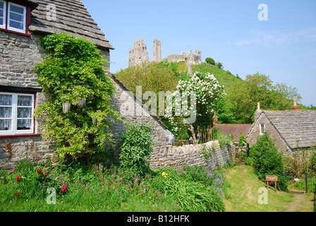 Blick auf die Burg Ruinen aus Dorf, Corfe Castle, Dorset, England, Vereinigtes Königreich Stockfoto