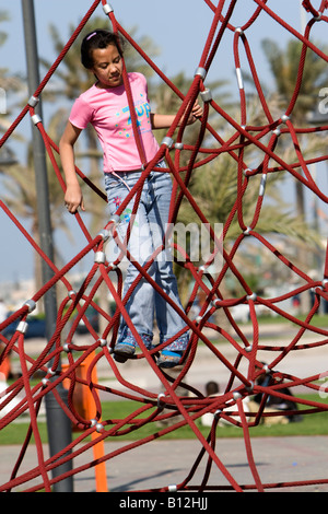 Tripolis, Libyen, Nordafrika. Spielplatz Park in der Nähe des Grünen Platzes. Kinder Klettern Apparate. Stockfoto