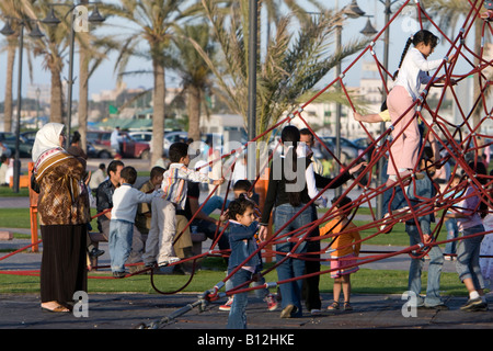 Tripolis, Libyen, Nordafrika. Spielplatz Park in der Nähe des Grünen Platzes. Kinder Klettern Apparate. Stockfoto