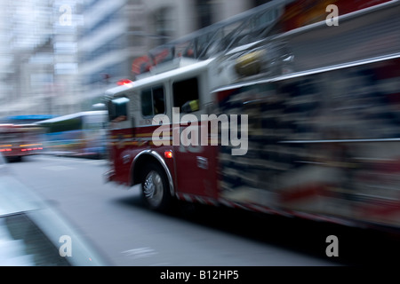 Ein FDNY-LKW stürzt in die Szene eines Notfalls in Manhattan, New York. Stockfoto