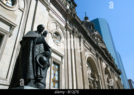 STATUE VON PFARRER METROPOLITAN CATHEDRAL PLAZA DE ARMES SANTIAGO CHILE Stockfoto