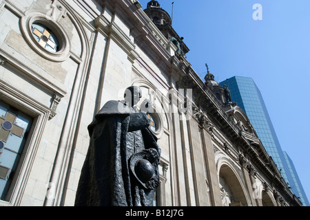 STATUE VON PFARRER METROPOLITAN CATHEDRAL PLAZA DE ARMES SANTIAGO CHILE Stockfoto