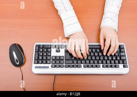 Geschäftsfrau, die Eingabe auf einem Desktop-Computer Tastatur / / / Frau Maus Geschäftsstelle Hände Hand mit pc Arbeit Arbeiter arbeiten Arbeitsplatz Finger Finger Stockfoto