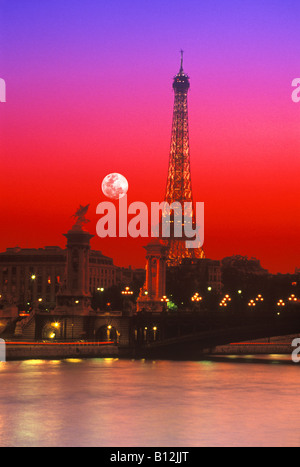 EIFFEL TOWER PONT ALEXANDRE III FLUSS SEINE FRANKREICH Stockfoto