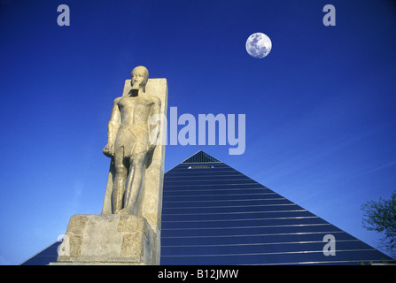 1992 HISTORISCHE RAMESSES DIE GROSSE STATUE MEMPHIS PYRAMID SHOPPING MALL (©ROSSER FABRAP 1991) IN DER INNENSTADT VON MEMPHIS TENNESSEE USA Stockfoto