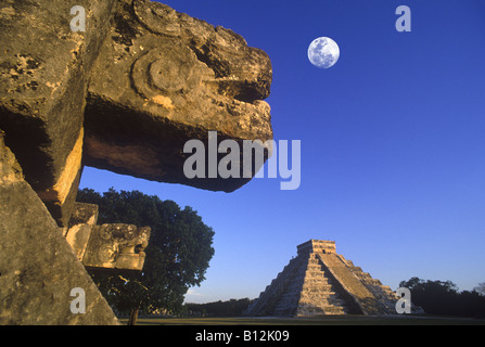 JAGUAR-PLATTFORM EL CASTILLO KUKULKAN PYRAMIDE CHICHEN ITZA MAYA RUINEN YUCATAN MEXIKO Stockfoto