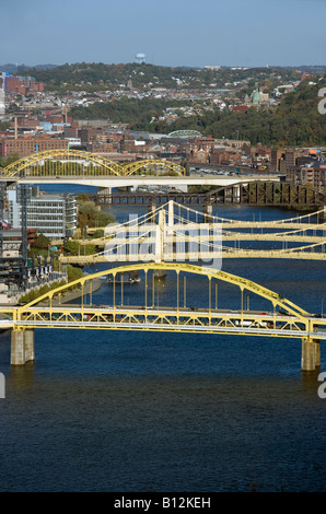 ALLEGHENY RIVER BRÜCKEN DOWNTOWN PITTSBURGH PENNSYLVANIA USA Stockfoto