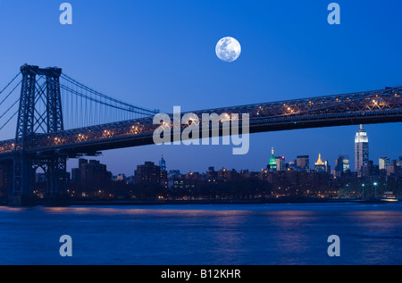 WILLIAMSBURG BRIDGE EAST RIVER MANHATTAN NEW YORK CITY USA Stockfoto