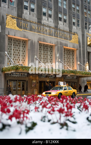 SNOWY WEIHNACHTEN WALDORF ASTORIA HOTEL PARK AVENUE MANHATTAN NEW YORK CITY USA Stockfoto