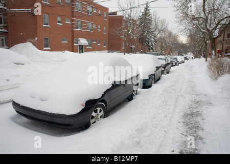 Eine Szene entlang Schnee gebunden Montreal Vorort Straße nach einem schweren Schneesturm. Stockfoto