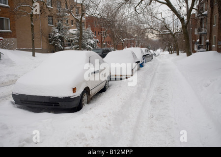 Eine Szene entlang Schnee gebunden Montreal Vorort Straße nach einem schweren Schneesturm. Stockfoto
