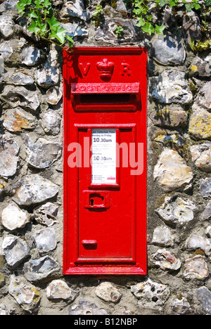 Viktorianischen roten Briefkasten auf Steinwand, Wimborne Minster, Dorset, England, Vereinigtes Königreich Stockfoto