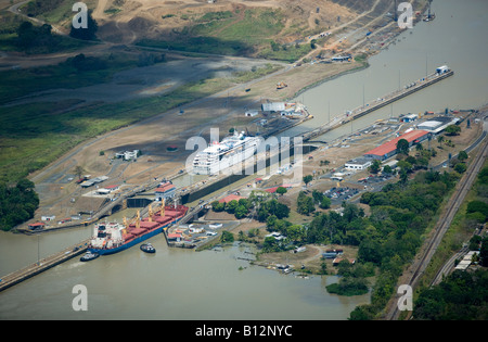 SCHIFFEN ANTENNE MIRAFLORES SCHLEUSEN PANAMA CANAL REPUBLIK VON PANAMA Stockfoto