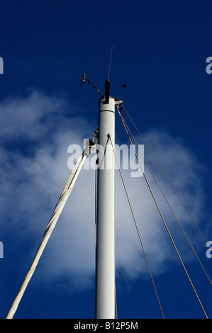 Eine Yacht-Mast vor dem blauen Himmelshintergrund Stockfoto