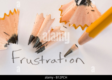 Frustration mit gebrochenen Bleistift mit rasieren Stockfoto