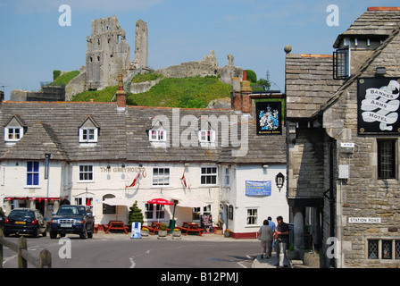 Blick auf Dorf und Schloss, Corfe Castle, Dorset, England, Großbritannien Stockfoto