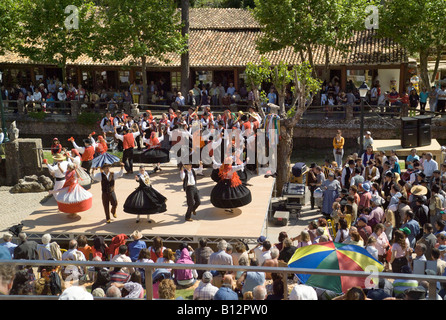 Portugal Algarve, Volkstanz-Festival in Alte, tanzende Truppe vom Bezirk Costa da Prata Stockfoto