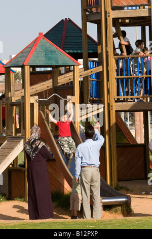 Tripoli, Libyen, Nordafrika. Nachmittag in dem öffentlichen Park Spielplatz in der Nähe der Green Square. Kinder auf Folie. Stockfoto