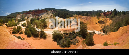 Eine Ansicht des "Colorado Provençal" (Vaucluse - Frankreich). Vue Panoramique du "Colorado Provençal" (Rustrel - Vaucluse - Frankreich). Stockfoto