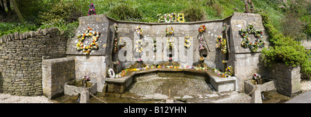 7 Brunnen in Cotswold Dorf von Bisley, Gloucestershire für die Himmelfahrt-Zeremonie der Segen der Brunnen dekoriert Stockfoto