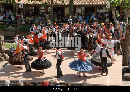 Portugal Algarve, Volkstanz-Festival in Alte, tanzende Truppe vom Bezirk Costa da Prata Stockfoto