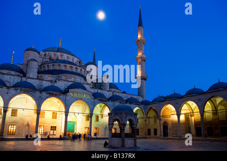 der Hof von der blauen Moschee in Istanbul in der Nacht Stockfoto