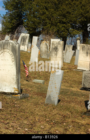 Viele alte Grabsteine im alten New England-Kirchhof mit Zedern. Stockfoto