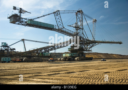 60m hohen Seilbagger in einer Braunkohle-Oberfläche mine in der Nähe von bewährten Ost-Deutschland Stockfoto