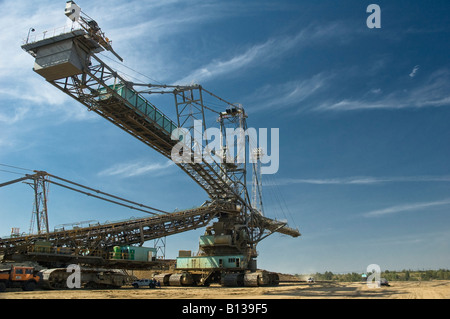 60m hohen Seilbagger in einer Braunkohle-Oberfläche mine in der Nähe von bewährten Ost-Deutschland Stockfoto